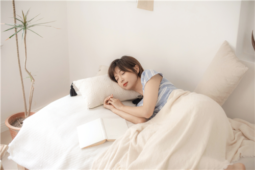 女性 卧床 001.png